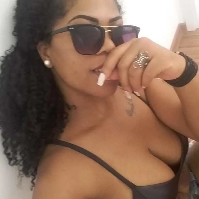 Coroa peituda de SJC se exibindo no Facebook| coroa tatuada gostosa main image