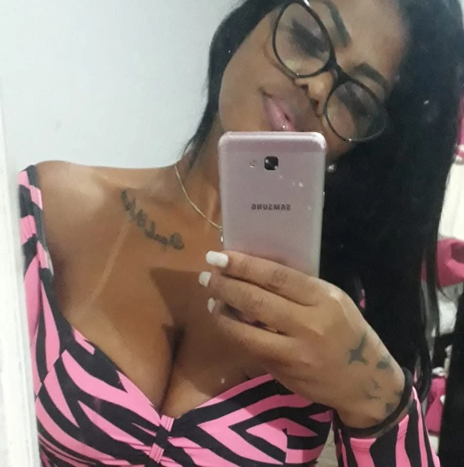Coroa peituda de SJC se exibindo no Facebook| coroa tatuada gostosa image 3