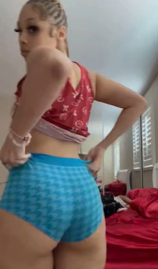 Lightskin Pyt giving herself a wedgie image 1