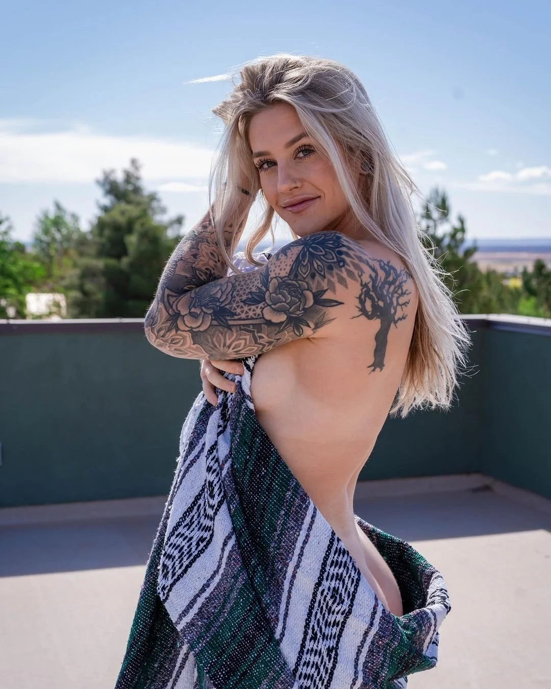 Esta mujer tendrá derechos de autor, así que consígalo mientras pueda. image 32