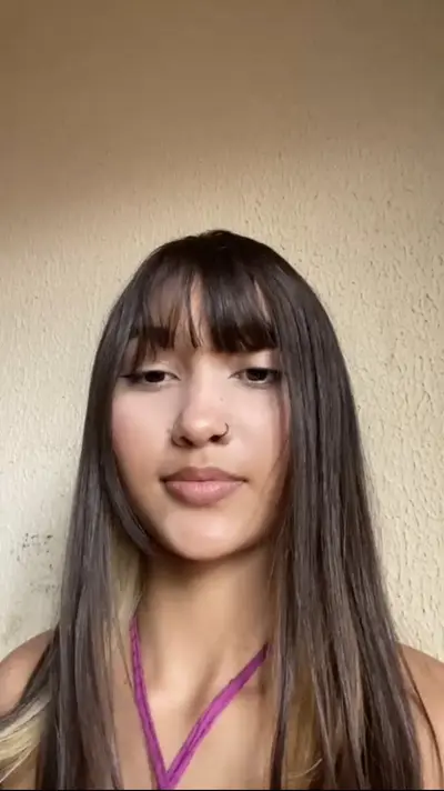 Novinha magrinha muito linda na live cover image