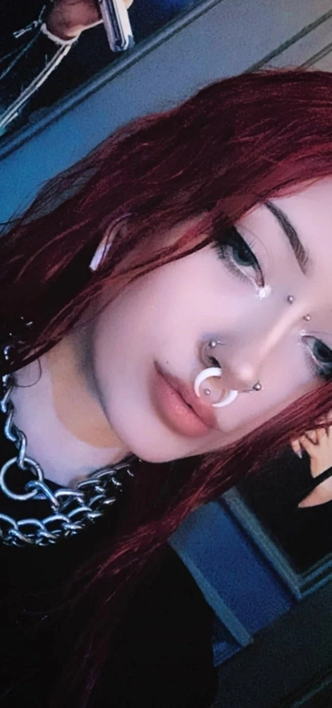 I don't know what's prettier, my holes or my eyes main image