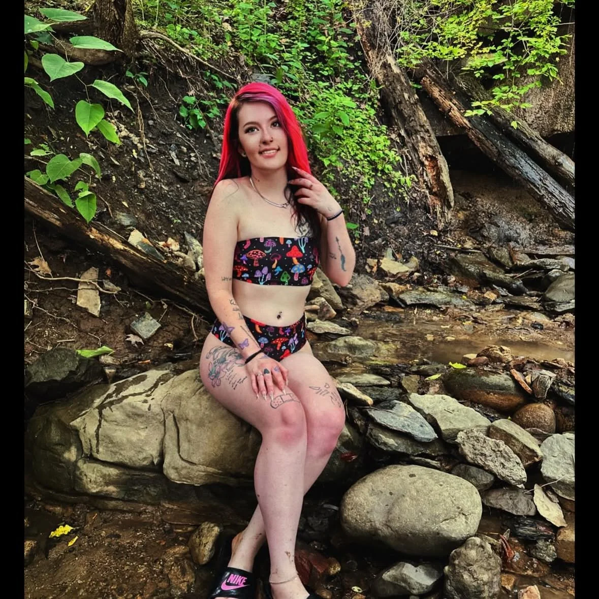Lil bitch just sent me nudes for weed. Taking offers. image 9
