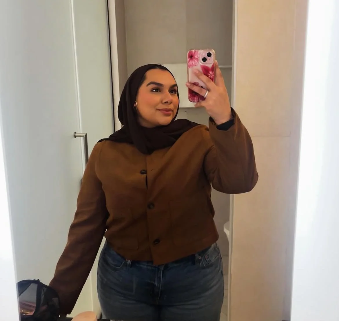 Fat Muslim whore spreads open her tight asshole main image