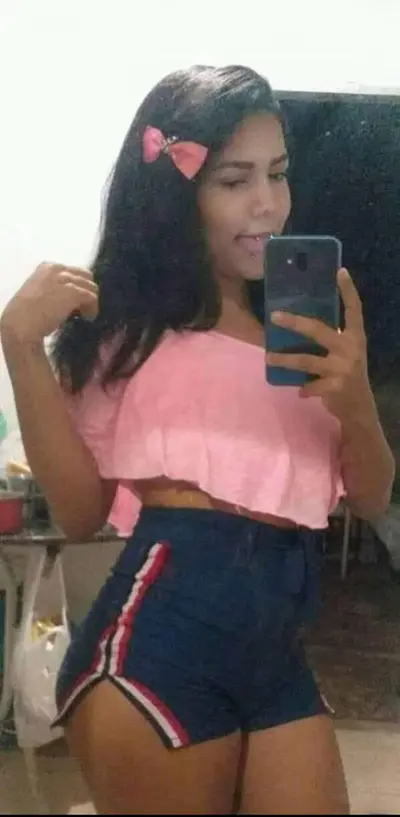 Cachorra do Facebook rebolando só de vestido cover image
