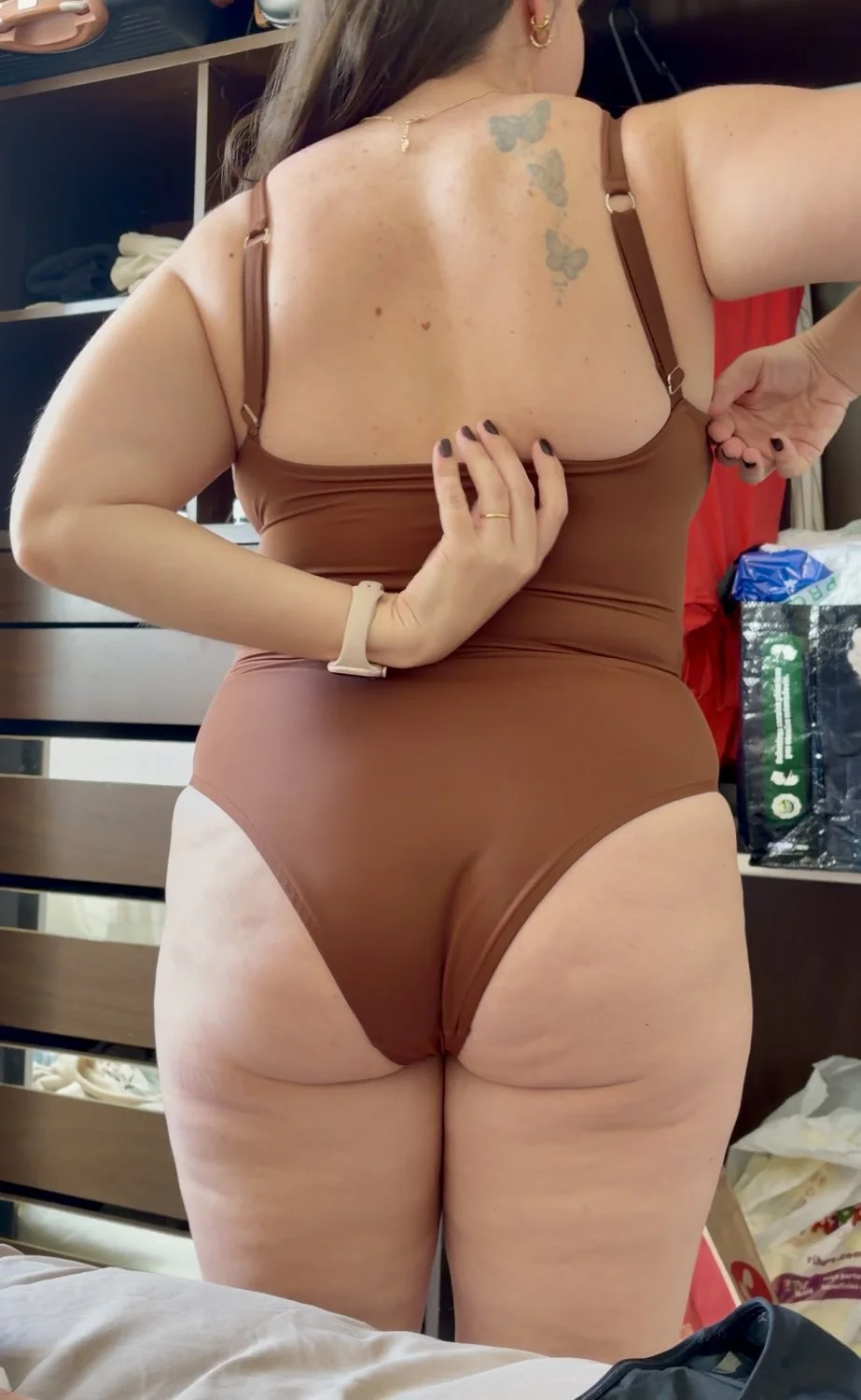 Esposa gostosa flagrada pelo marido em vários momentos olha que peitão que bumbum gostoso image 6