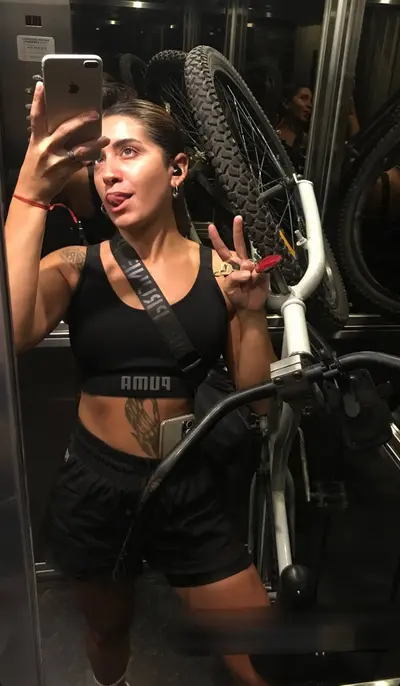 Linda putita la ciclista. cover image