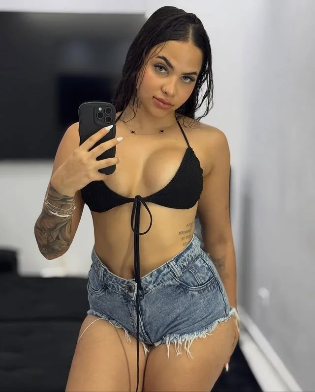 Novinha peituda image 2