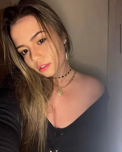 Beatriz, boqueteira da faculdade. 🤫 cover image