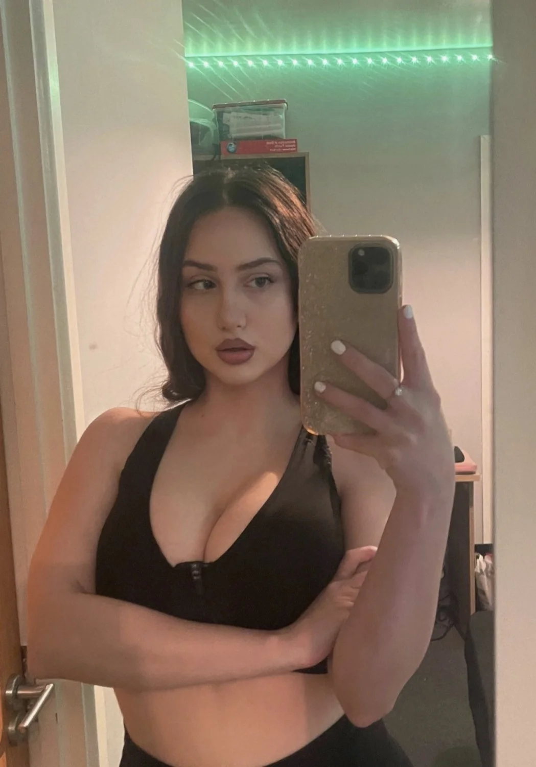 Stunning Romanian slut Giara image 15