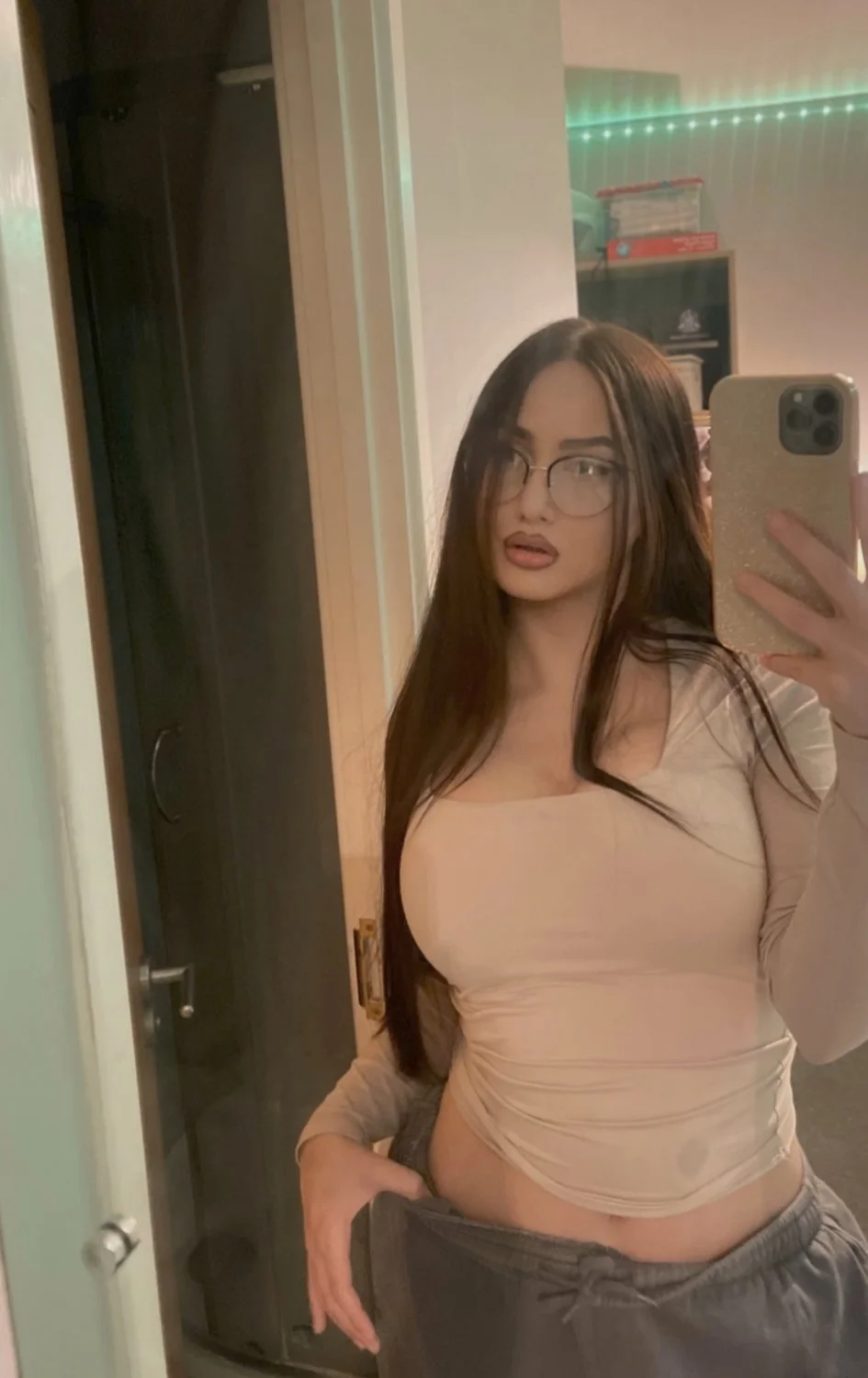 Stunning Romanian slut Giara image 34