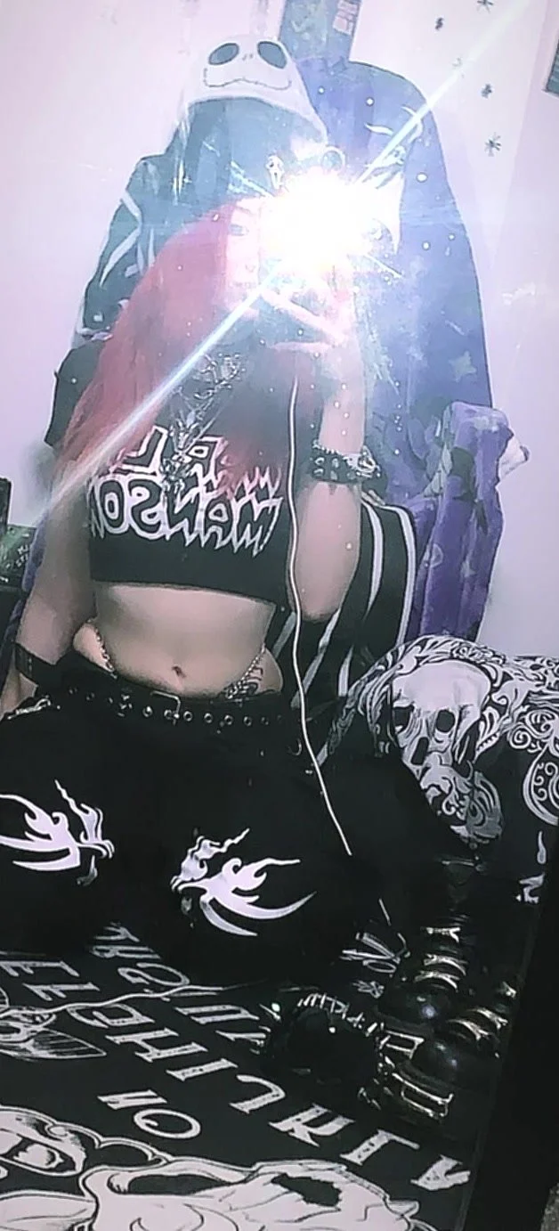 I can suffocate you between my thighs or tits main image