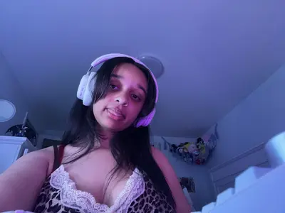 Skylar from NJ wants to be famous cover image