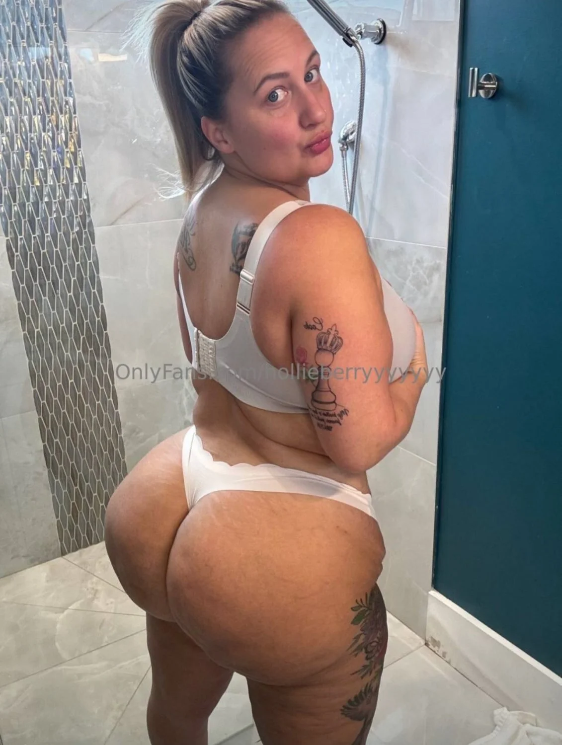 Big Ass MILF PAWG With A BBL ! image 3