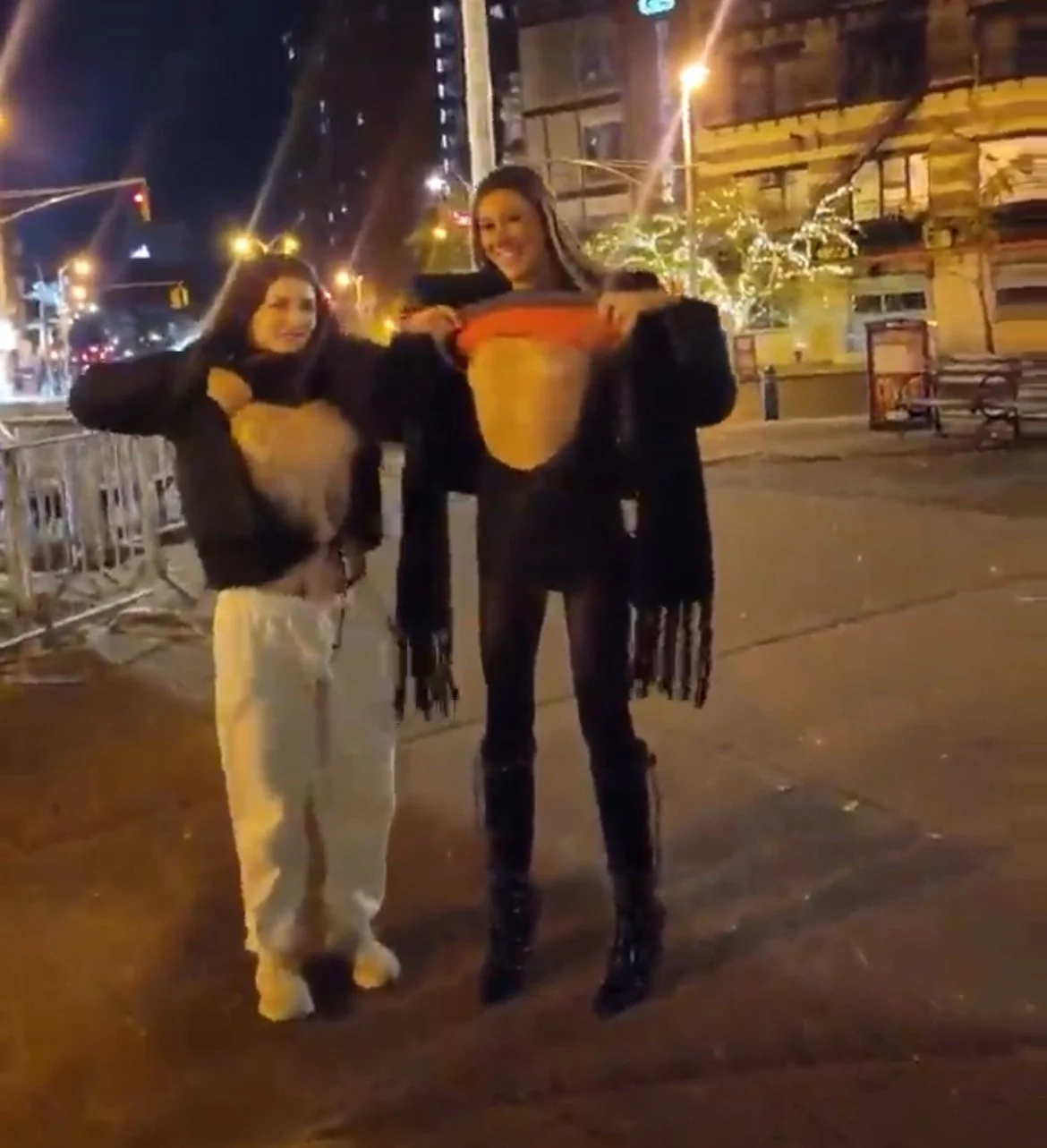 Argentinas Se Sacan Las Tetas En Publico main image