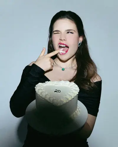 Laura merece muita punheta cover image