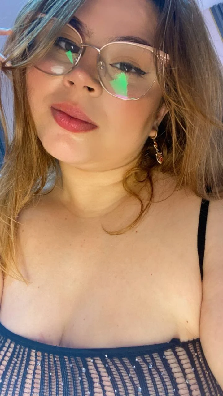 a chubby girl like me who has a nice ass for you to enjoy... main image