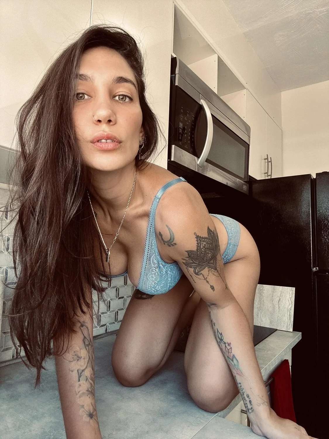 Trola Argentina hermosa flaca culona sexy con ricas tetas main image