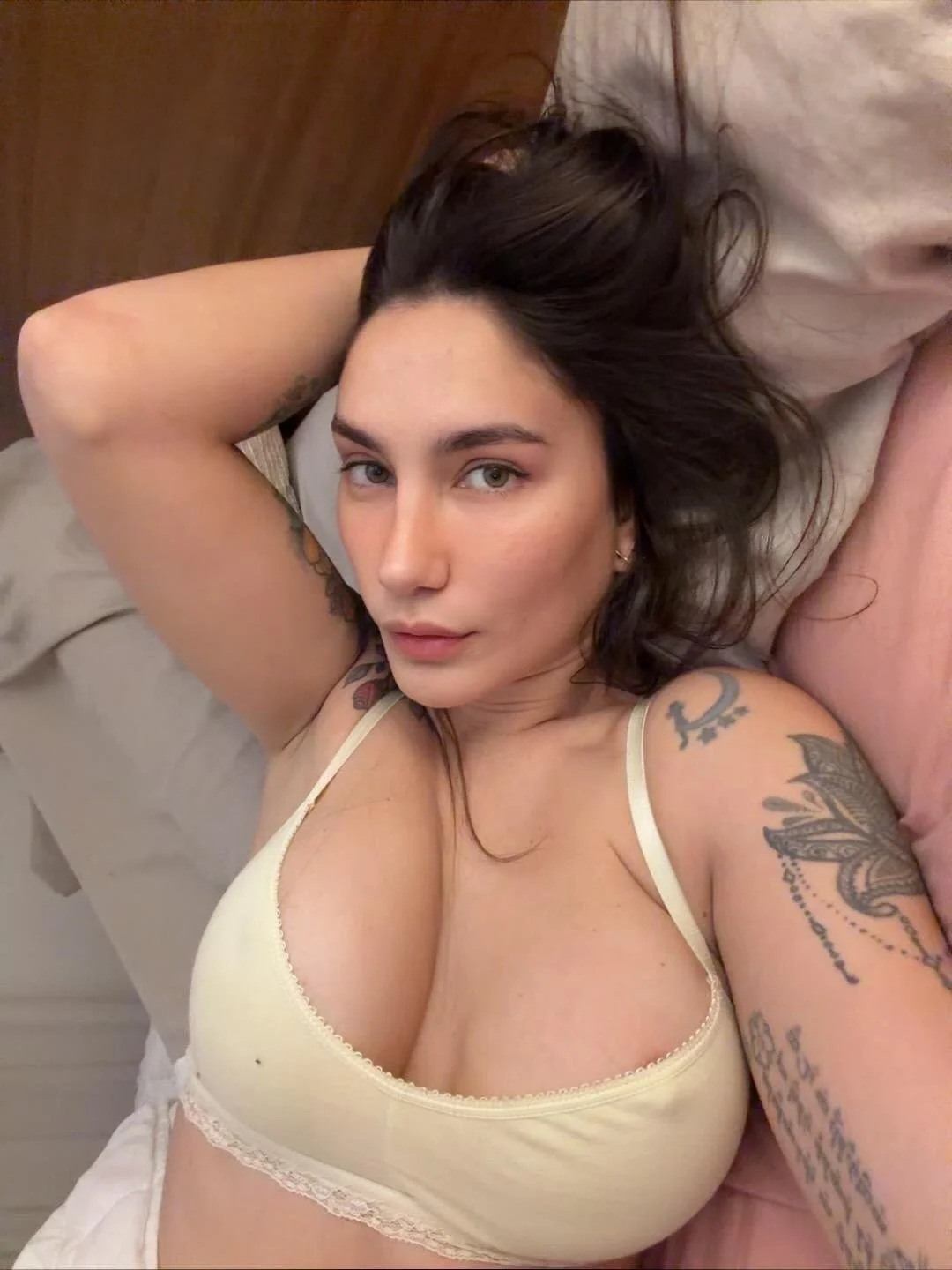 Trola Argentina hermosa flaca culona sexy con ricas tetas image 2
