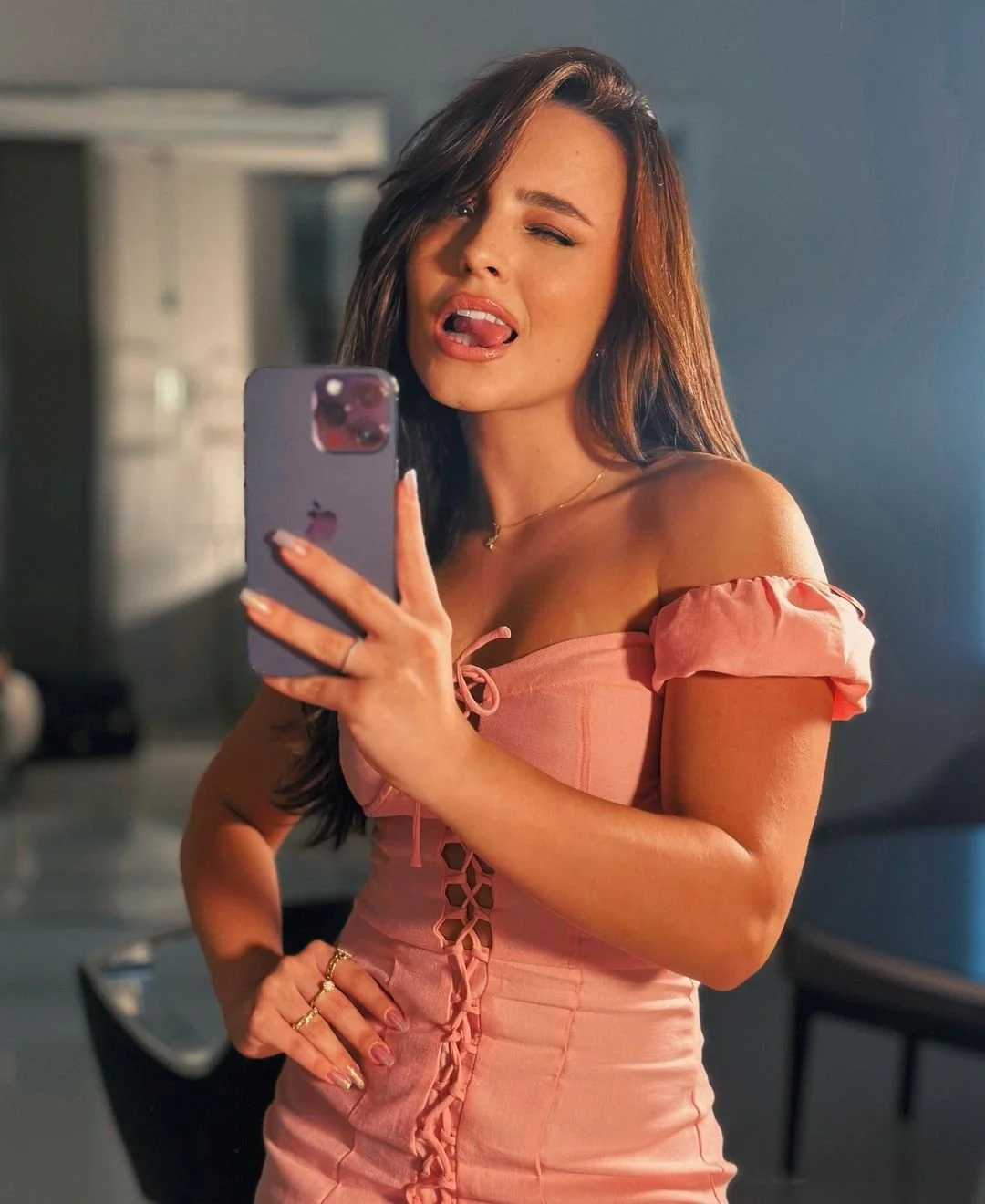 Larissa Manoela reagindo aos punheteiros gozando pra ela. A cara que ela faz quando sai o leite. image 24