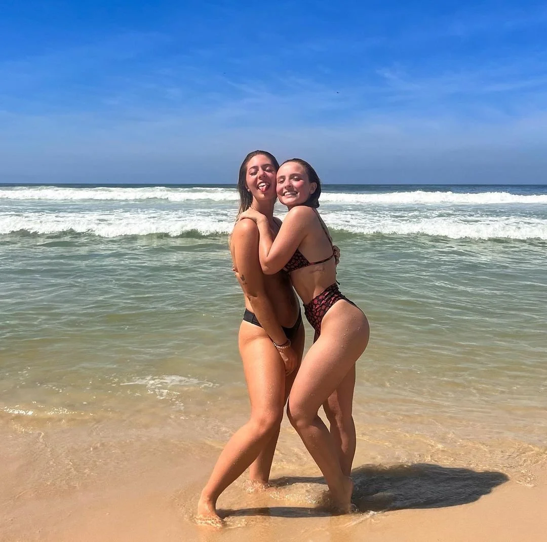 Larissa Manoela reagindo aos punheteiros gozando pra ela. A cara que ela faz quando sai o leite. image 30