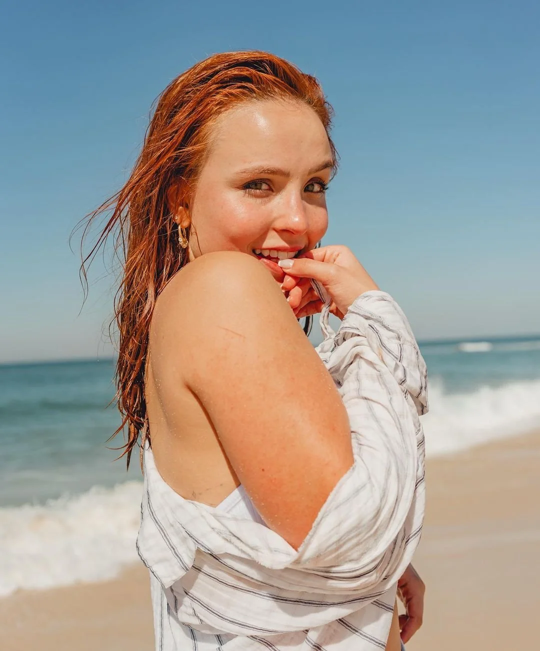 Larissa Manoela reagindo aos punheteiros gozando pra ela. A cara que ela faz quando sai o leite. image 39