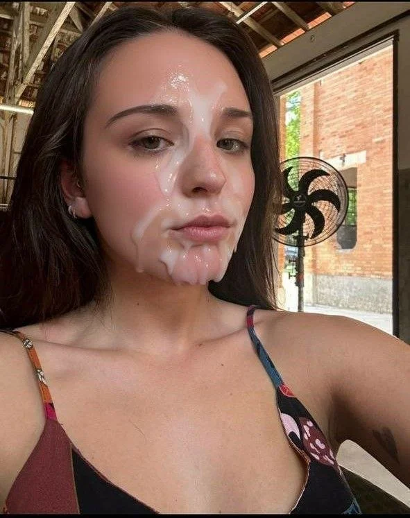 Larissa Manoela reagindo aos punheteiros gozando pra ela. A cara que ela faz quando sai o leite. image 44