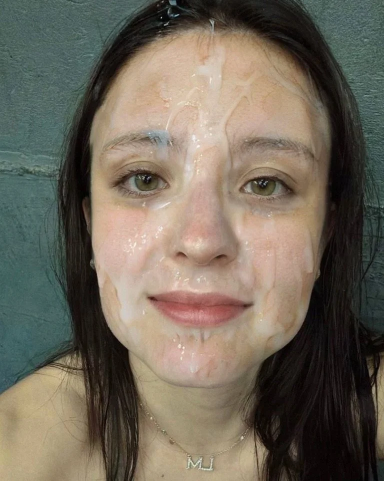 Larissa Manoela reagindo aos punheteiros gozando pra ela. A cara que ela faz quando sai o leite. image 46