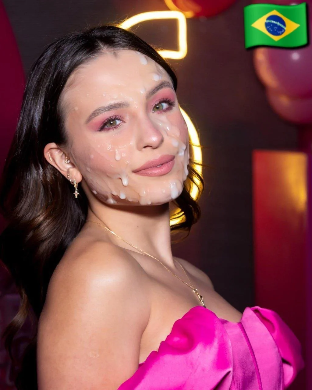 Larissa Manoela reagindo aos punheteiros gozando pra ela. A cara que ela faz quando sai o leite. image 47