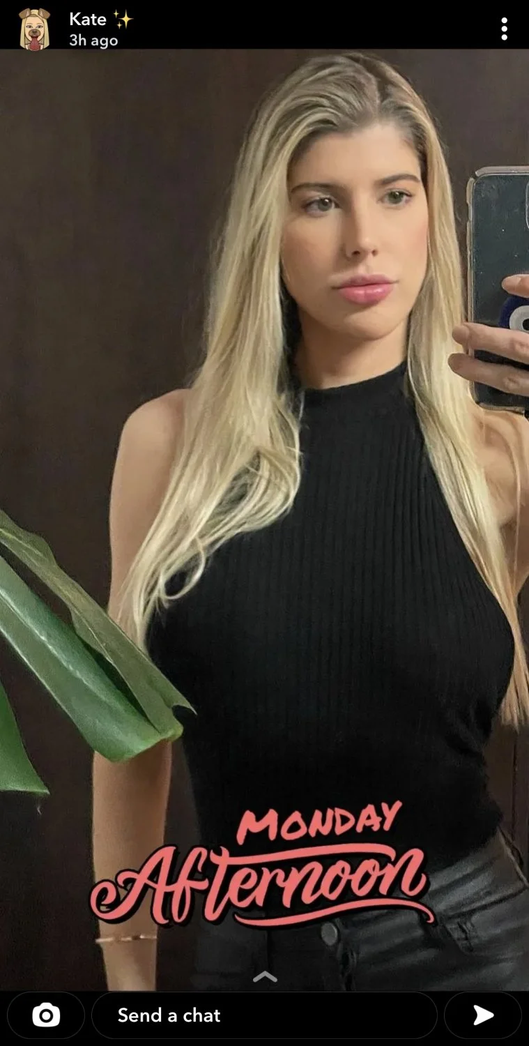 Perfect Body Blonde sexts with older man main image