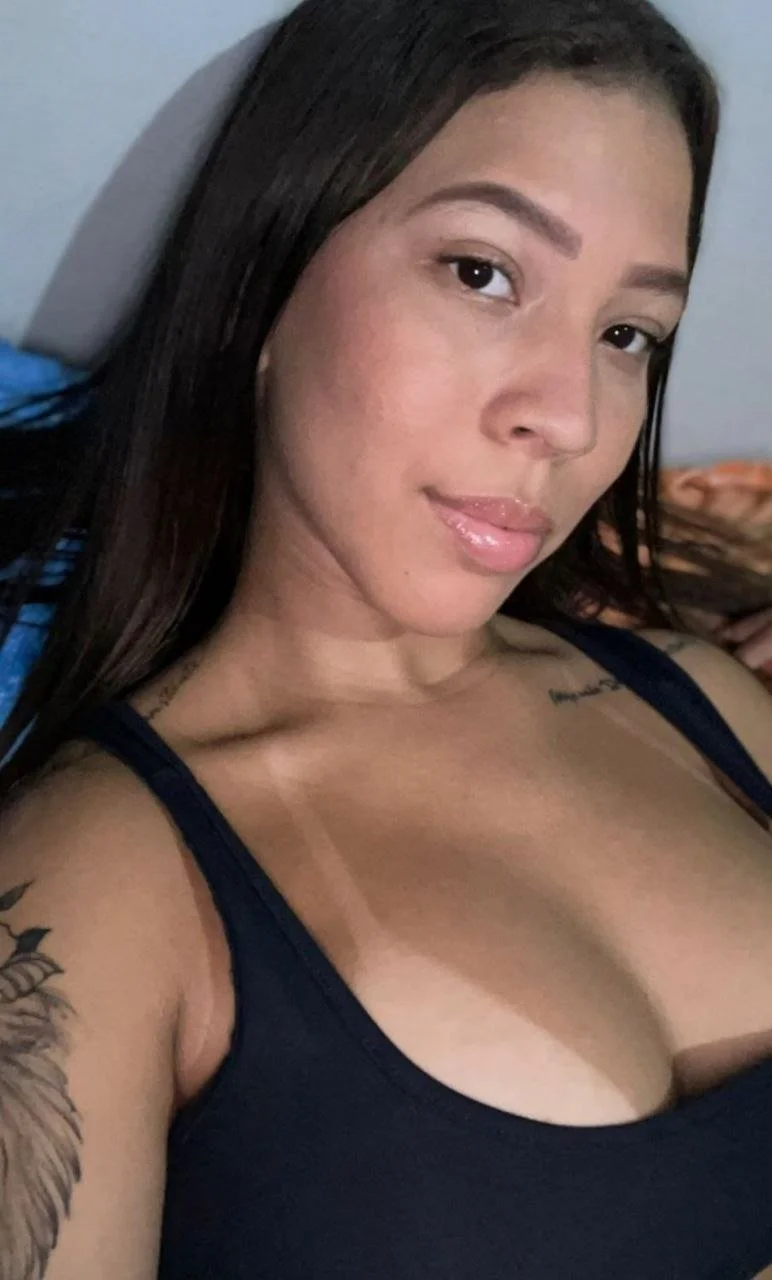 Morena gostosa vaxada mostrando o peitão image 2