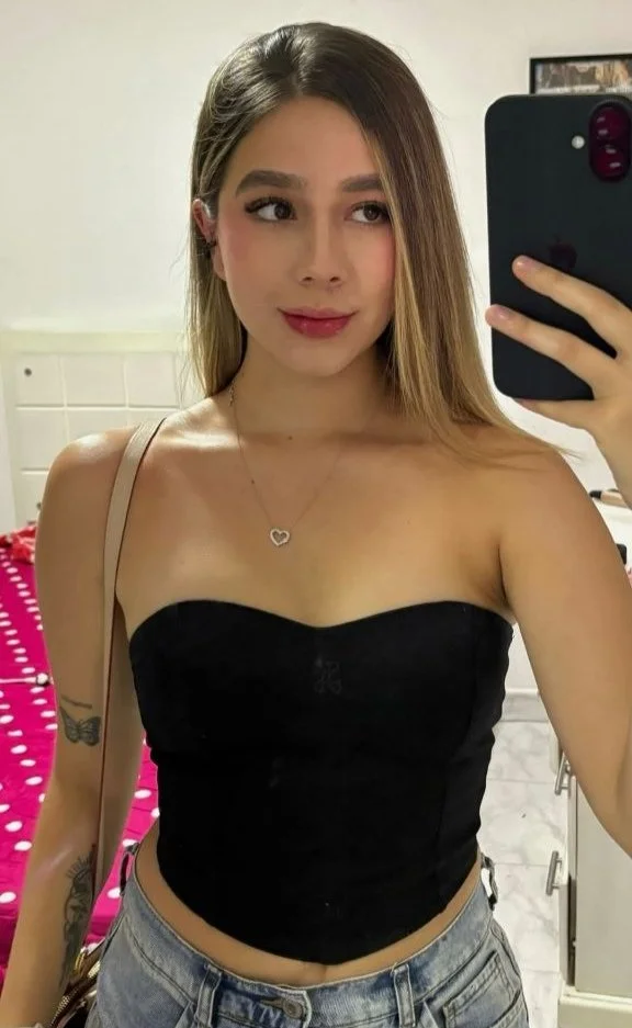 Rica flaca rubia main image
