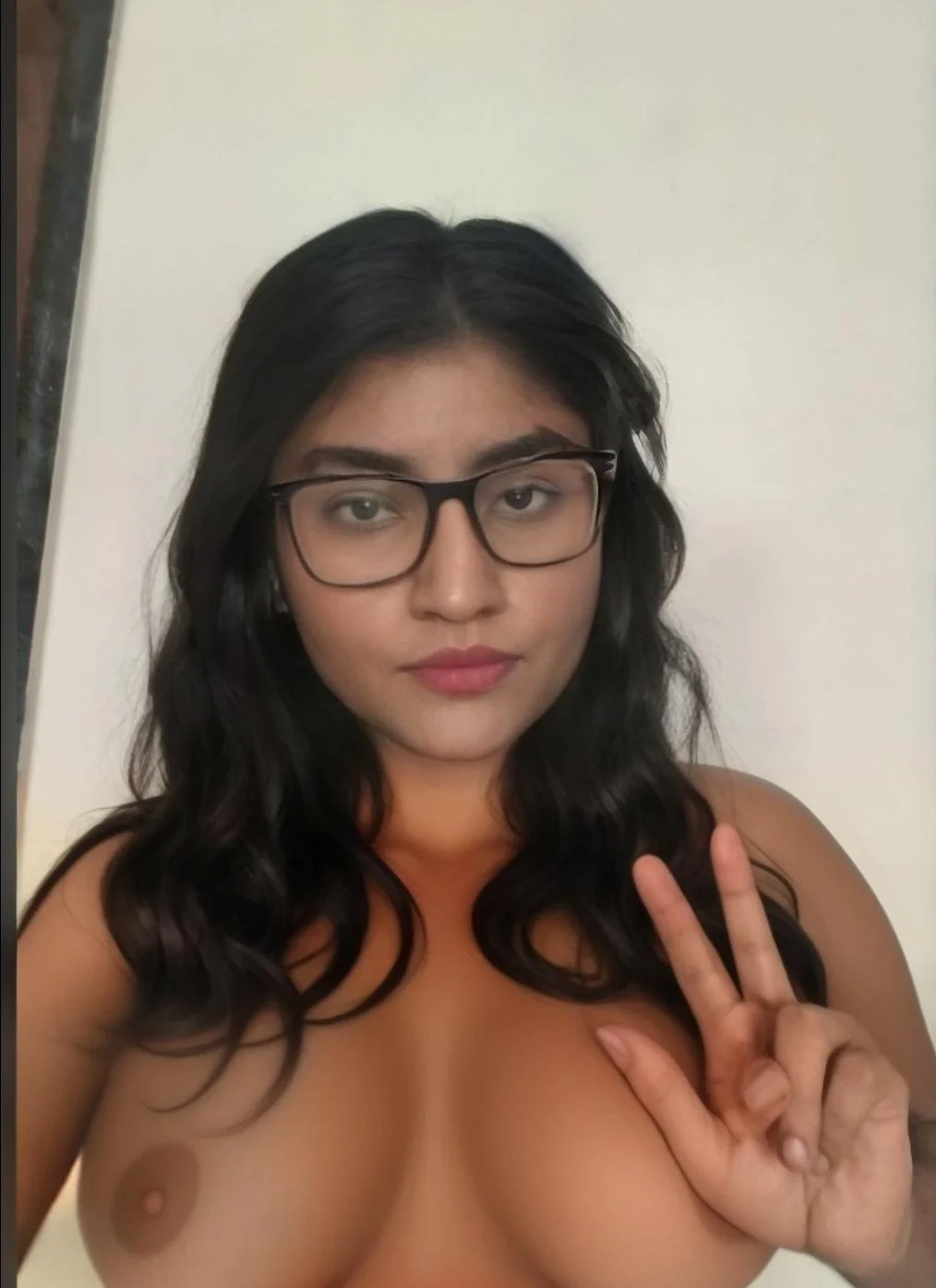 Wants to be exposed, DM for kik, birthday 10 April image 7