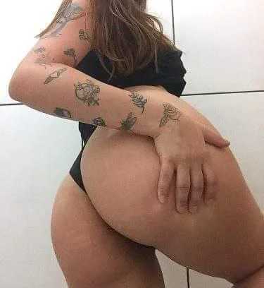 Cavala rabuda e peituda vazada se exibindo image 7