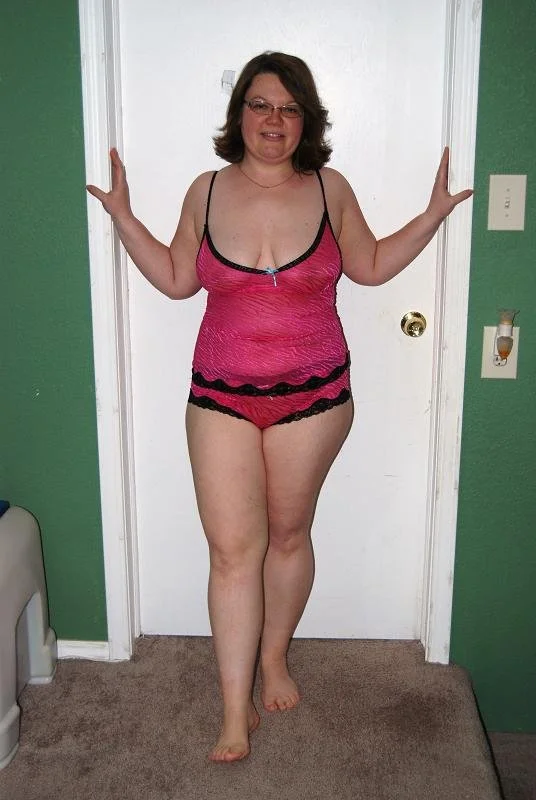 Curvy wife - great curves on this MILF image 3