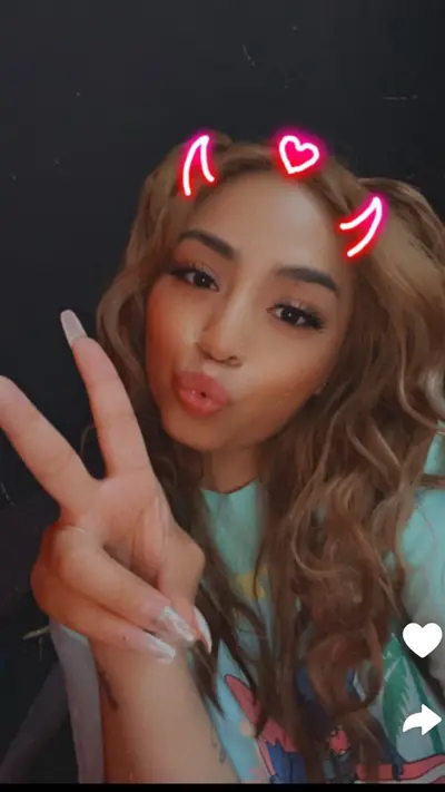 Chicago hoe Mireya Anything on her cover image
