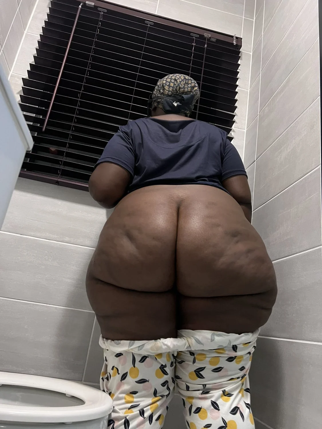 Gigantic auntie BOOTY image 17