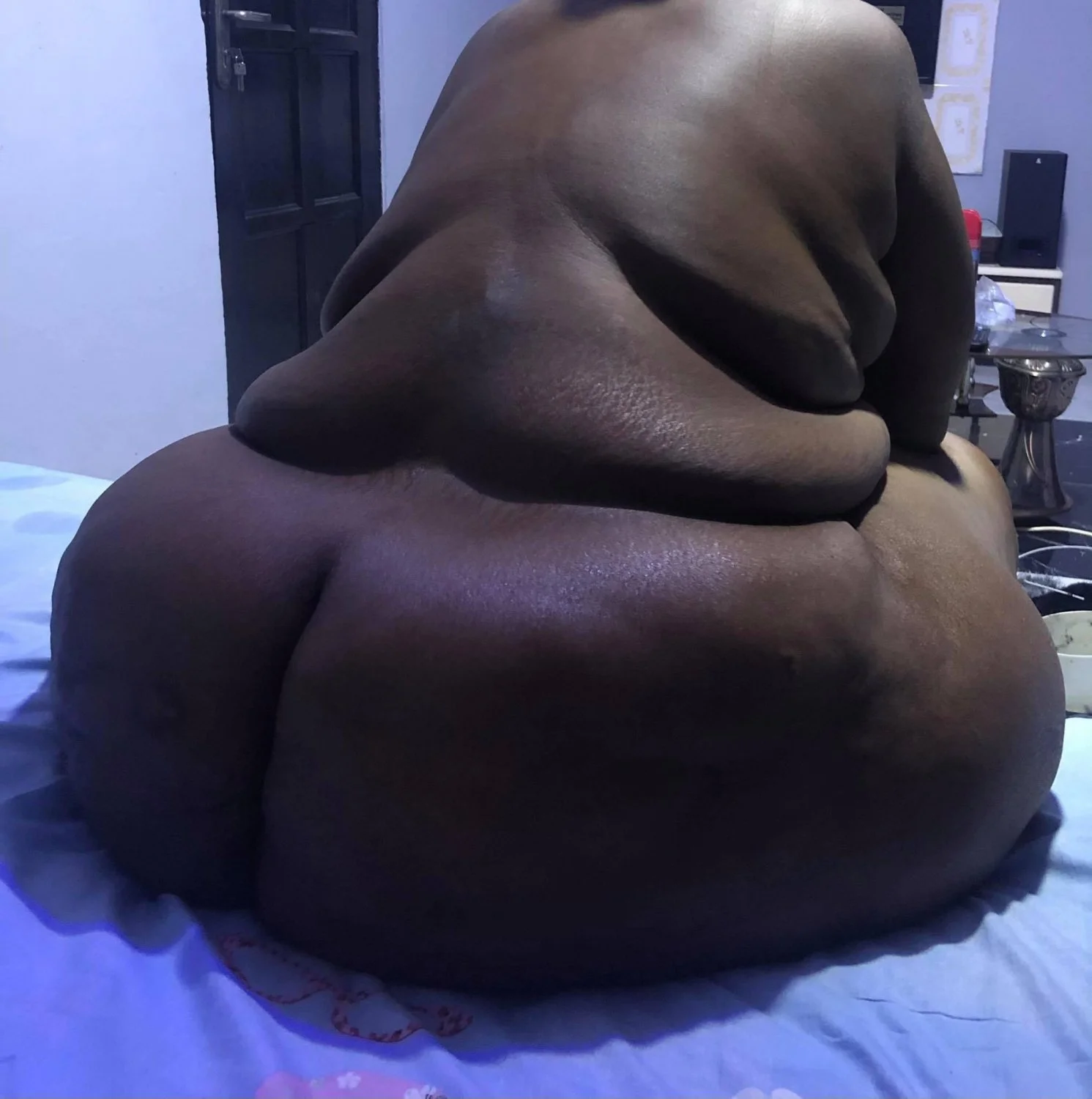 Gigantic auntie BOOTY image 8