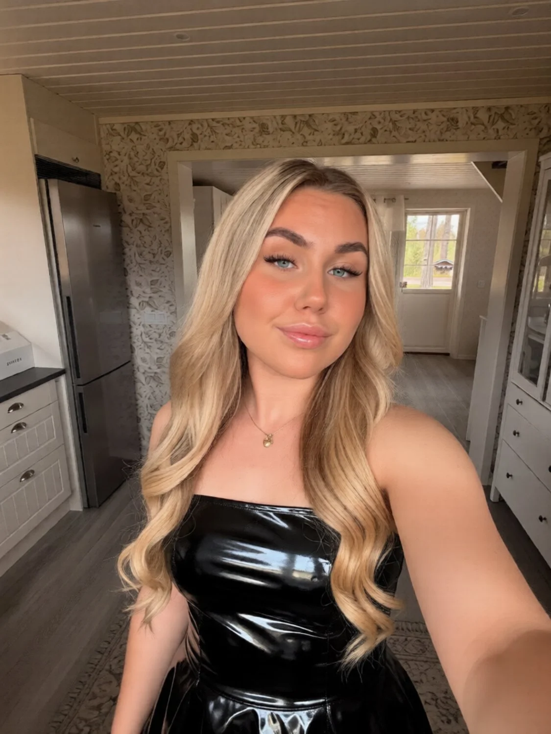 Sexy PVC babe image 7
