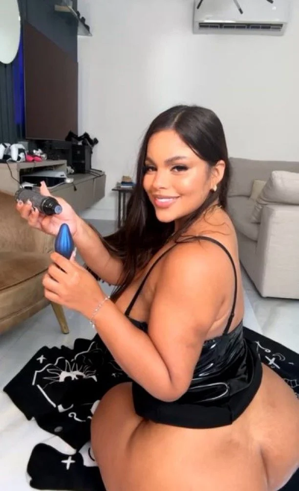 Sua bunda é tão grande que o plug anal some, gorda rabuda, huge ssbbw main image