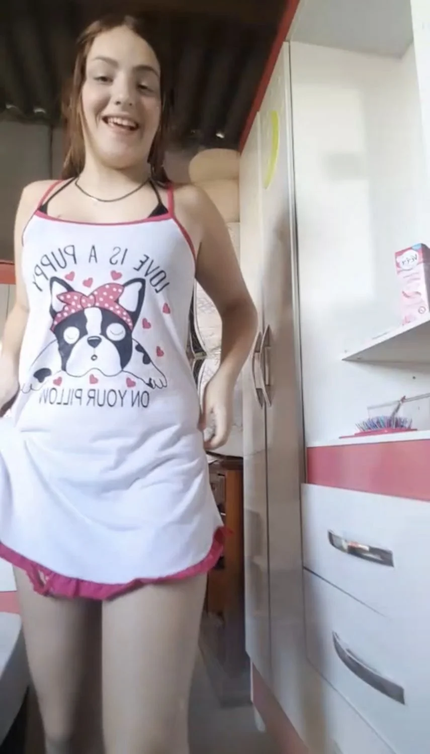Ruivinha putinha rebolando e mostrando na live image 1