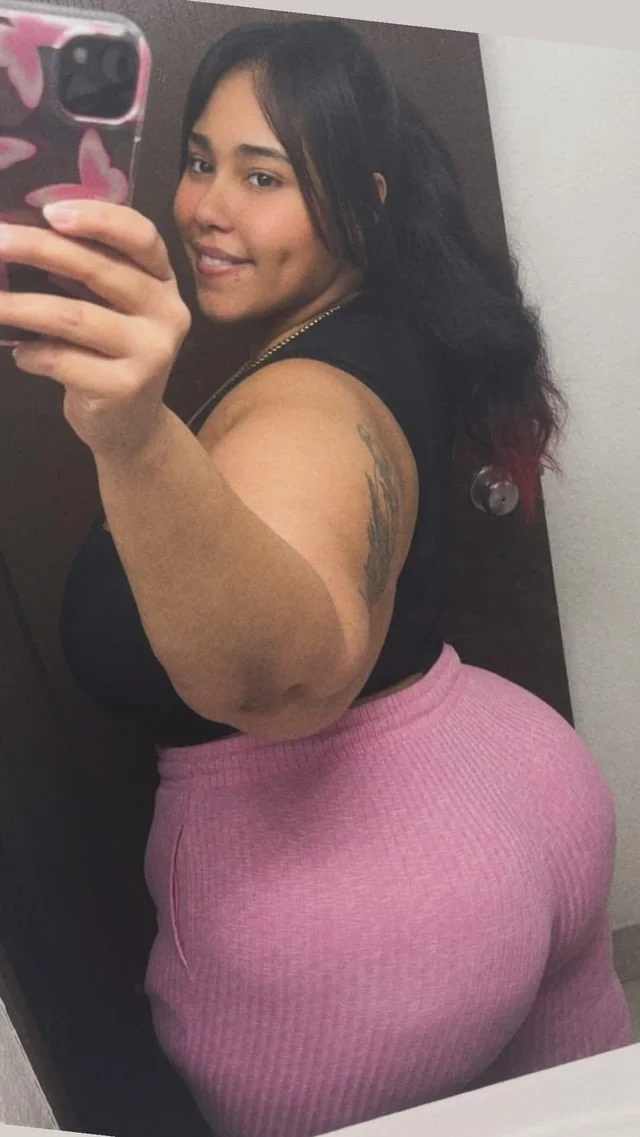 THICK JUICY ASS IN TIGHTS main image