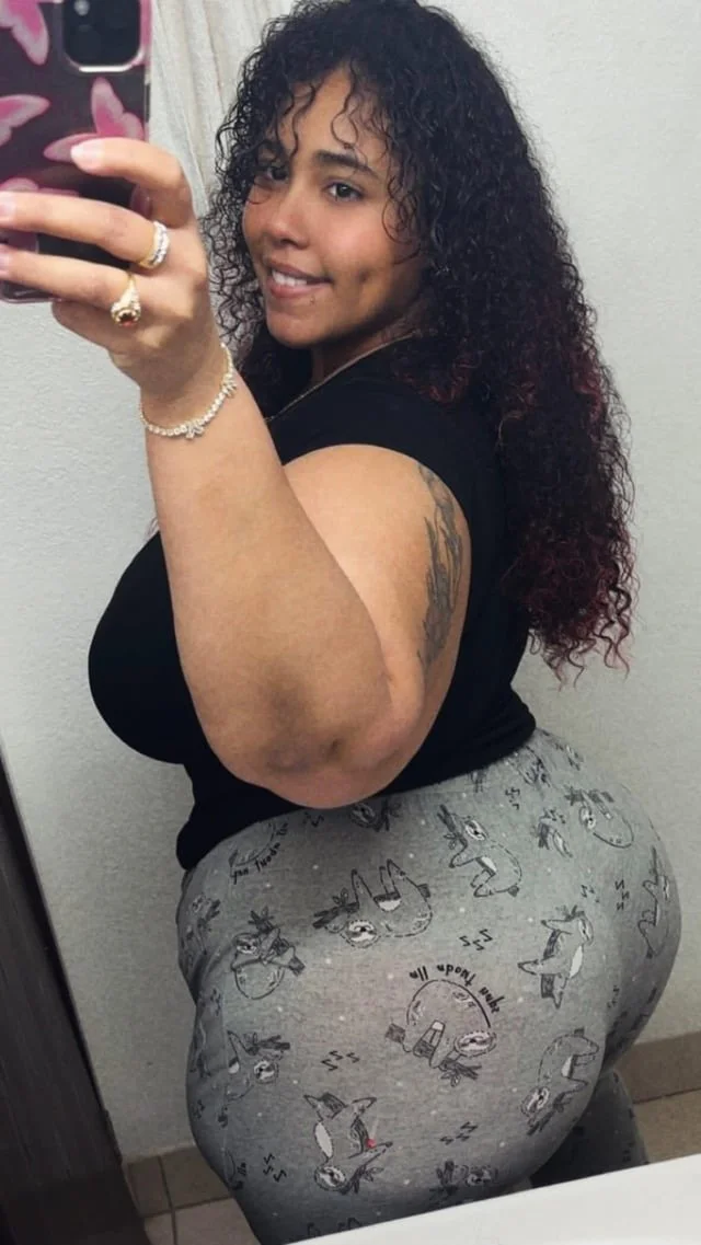 THICK JUICY ASS IN TIGHTS image 2