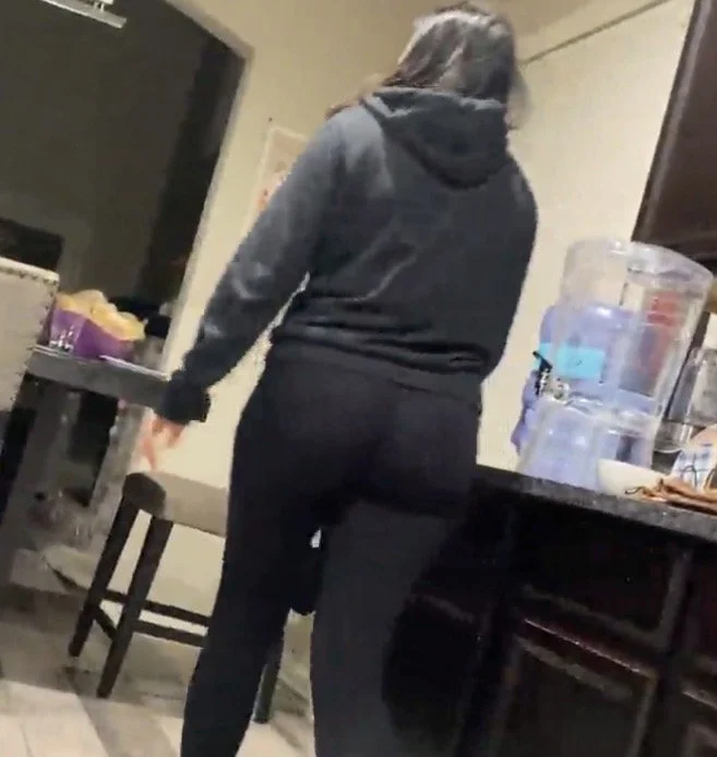 Thick stepsis catches brother recording her at dinner image 6