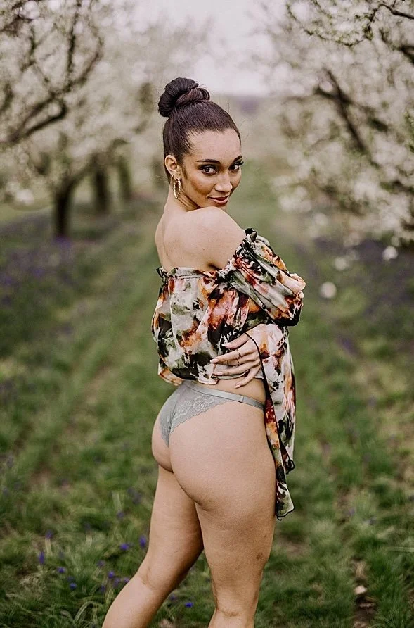 Farm girl boudoir image 29