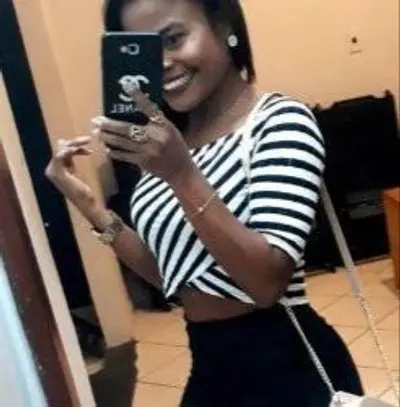 Mulata gostosa se mostrando na câmera cover image