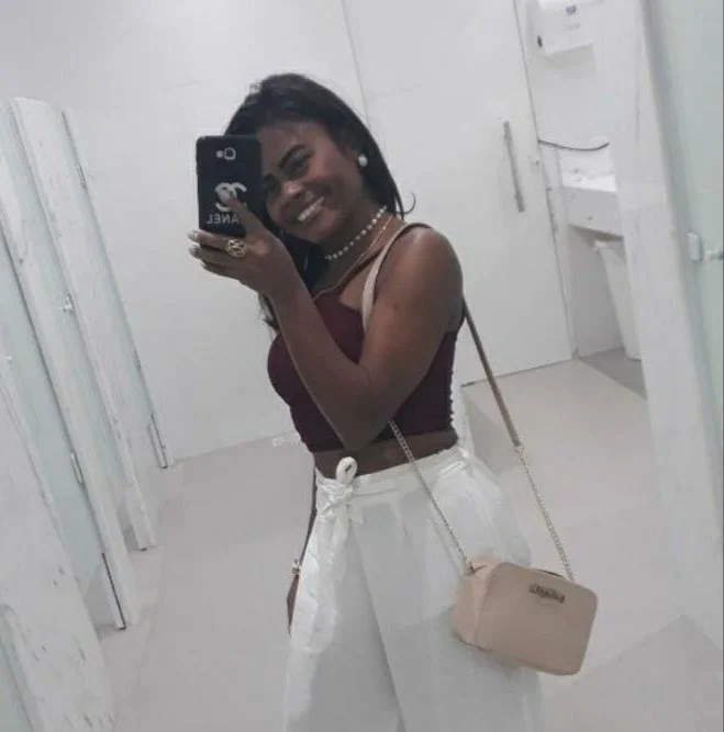 Mulata gostosa se mostrando na câmera image 2