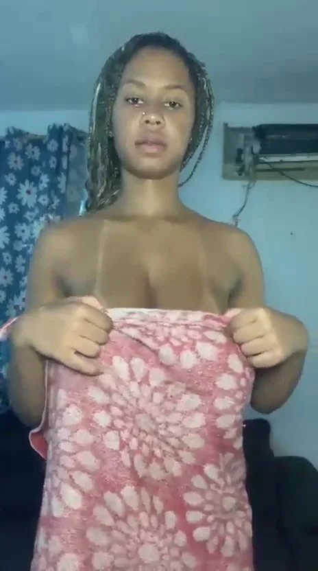 Brazilian teen shows off her young big tits 🫒🫒😍 main image