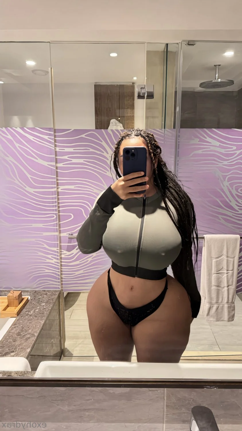 Busty Moroccan bimbo image 2