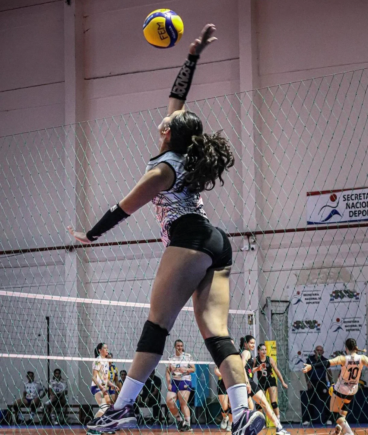 Jugadora de voley sofi paredes paraguaya culona image 43